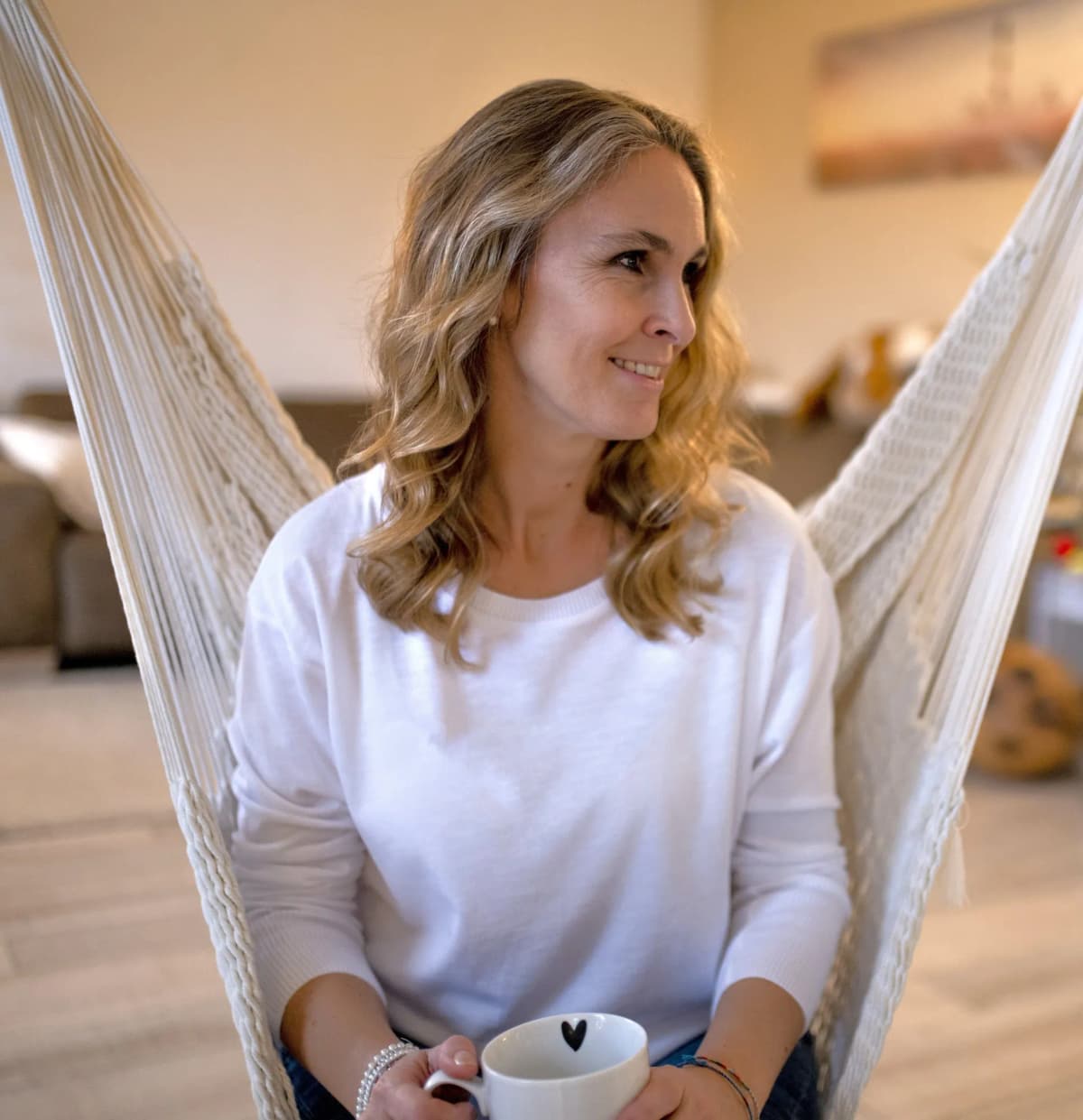 Mareike Giessler mit einer Tasse in einer Hängematte – traumasensibles Coaching und EMDR, auch online