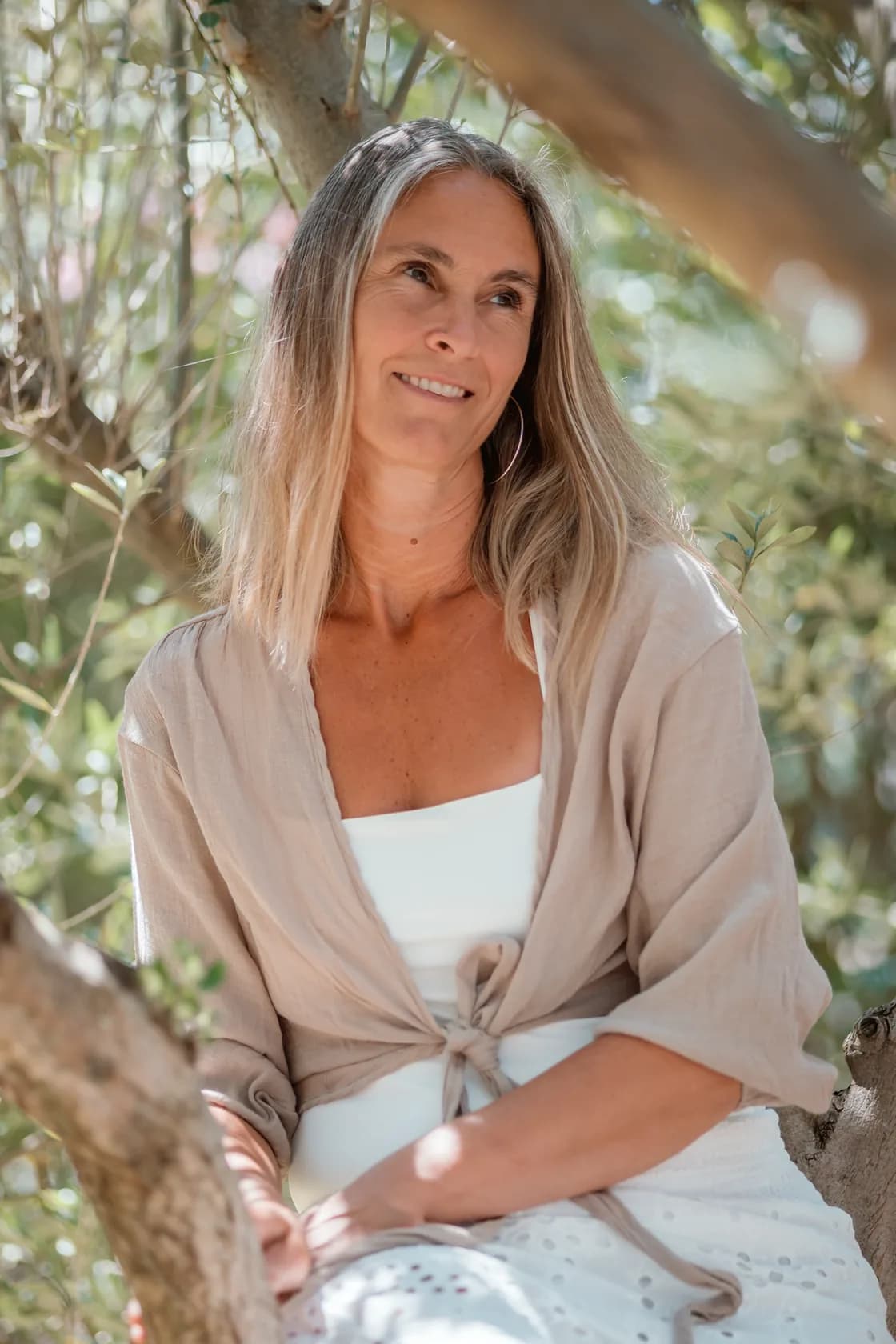 Mareike Giessler, EMDR- und traumasensible Coachin, lächelnd im Grünen